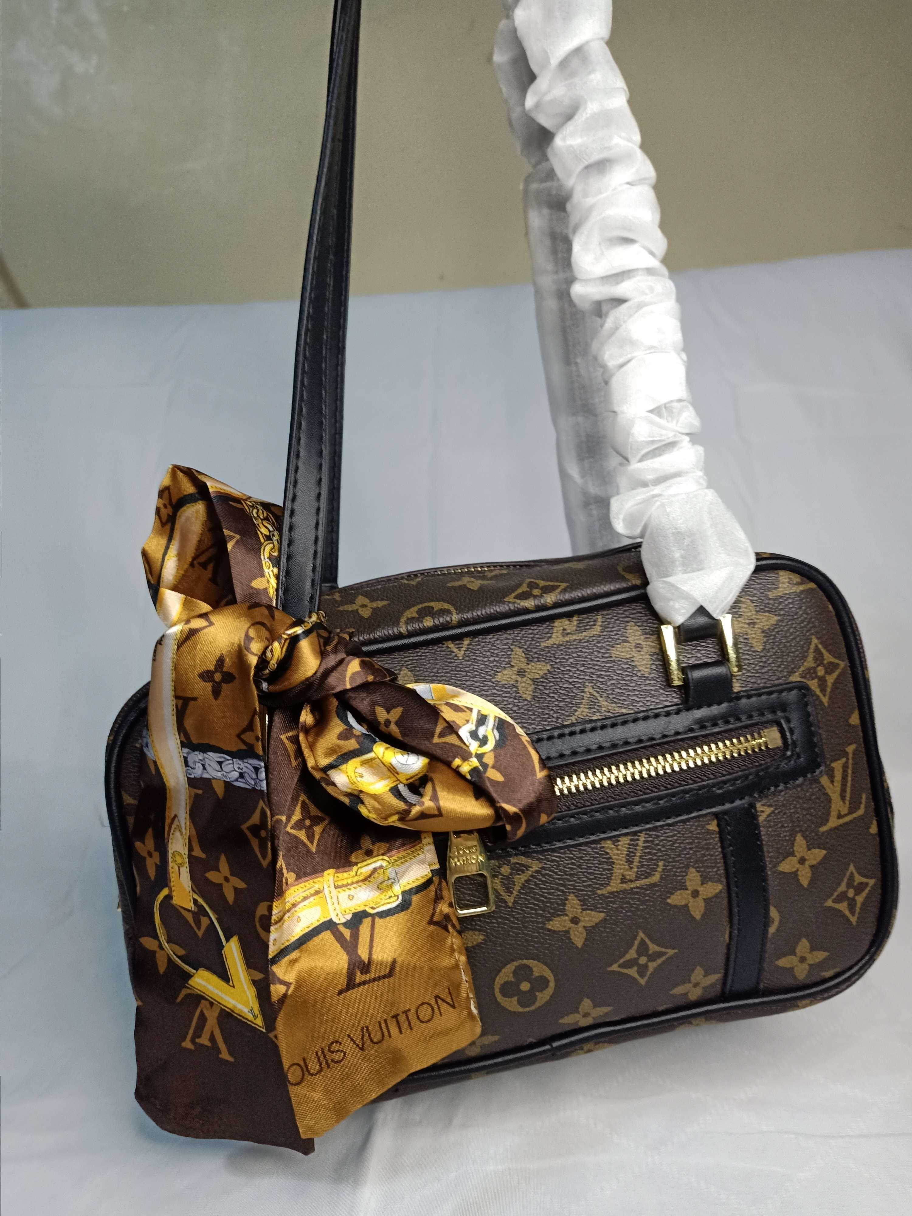 LV SHOULDER BAG W/ TWILLY
