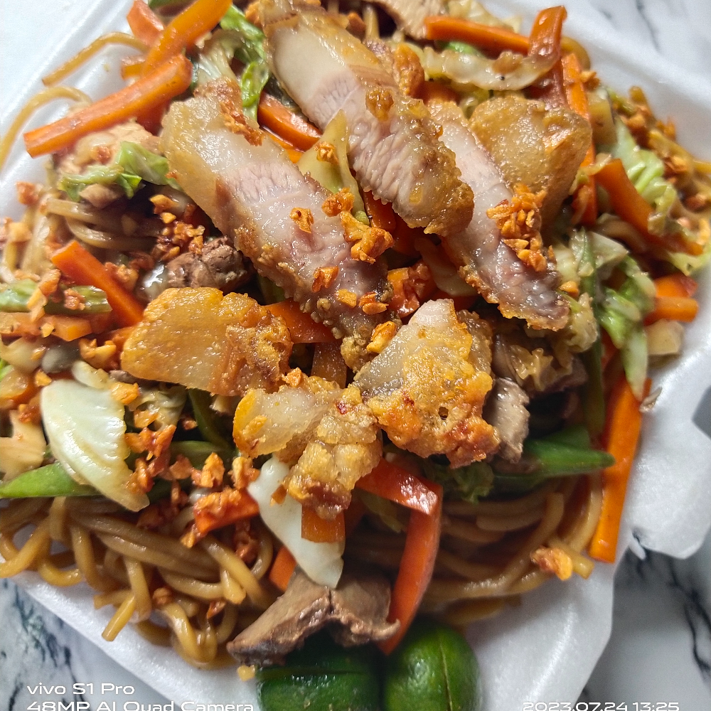 Pancit canton con litson